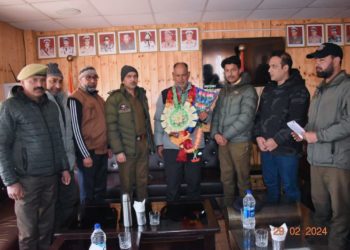 Police accords warm send-off to retiring officer on his superannuation in Ganderbal
