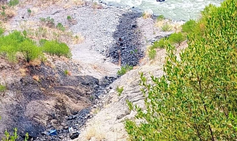 Driver dies after oil tanker falls in deep gorge in Ramban
