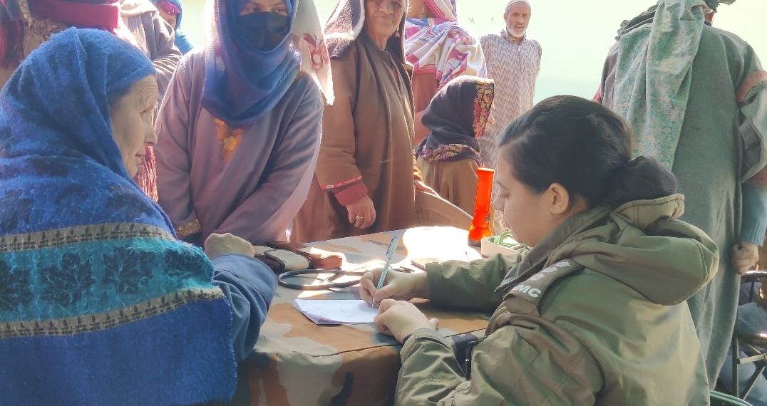 ہندوستانی فوج کے 2 راجپوت نے جنوبی کشمیر کے    ضلع کے کیلر گاؤں میں ایک مفت میڈیکل-کم-ویٹرنری کیمپ کا انعقاد کی