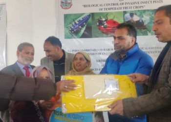 SKUAST-K فصلوں کے کیڑوں سے نمٹنے میں شوپیاں کے قبائلی کسانوں کی مدد کرتا ہے