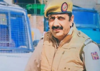 Srinagar Police Officer Collapses, Passes Away