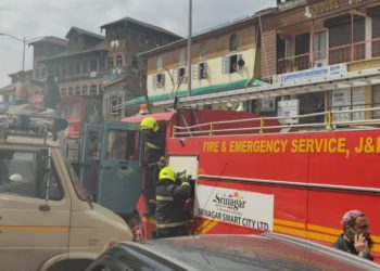 Massive Fire Brakes out Srinagar’s Bohri Kadal
