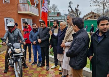 BJP General Secretary (Org) Ashok Koul flags off party Vistaraks to different areas.