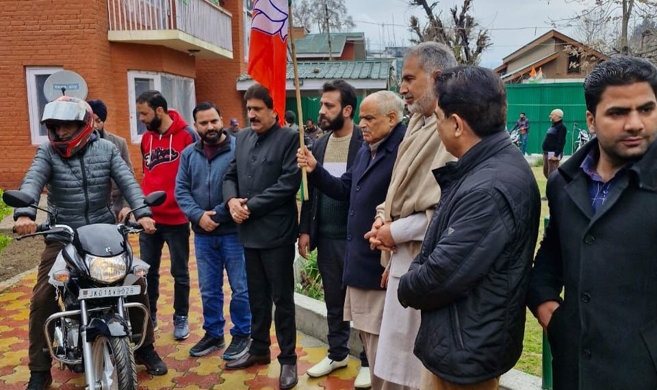 BJP General Secretary (Org) Ashok Koul flags off party Vistaraks to different areas.