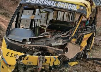 School Bus driver dies in Pampore road Mishap