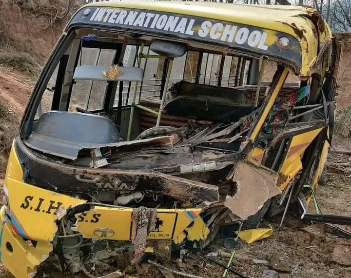 School Bus driver dies in Pampore road Mishap
