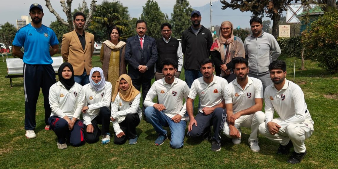 Kashmir University Cricket Team (Men & Women – Six Aside) left for its Median ALL INDIA INTERVARSITY Tournament at Jaipure