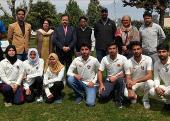 Kashmir University Cricket Team (Men & Women – Six Aside) left for its Median ALL INDIA INTERVARSITY Tournament at Jaipure