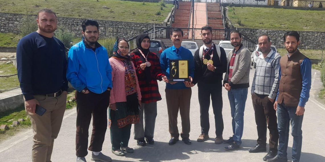 ڈگری کالج ماگام کے طلباء کو کھیلوں کی شاندار کامیابیوں پر کی گئی مبارکبادی پیش