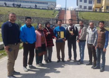 ڈگری کالج ماگام کے طلباء کو کھیلوں کی شاندار کامیابیوں پر کی گئی مبارکبادی پیش
