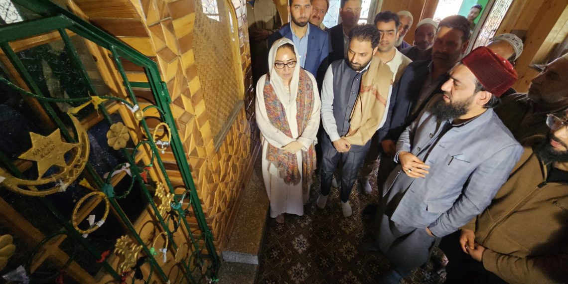 Dr Andrabi visits Jinab Sahib Soura, Aali Masjid and Zaindar Sahib Tankipora for Eid preparedness