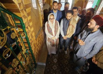 Dr Andrabi visits Jinab Sahib Soura, Aali Masjid and Zaindar Sahib Tankipora for Eid preparedness