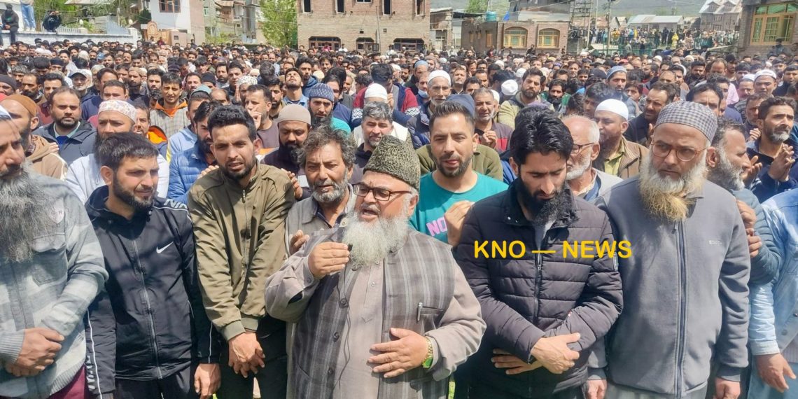 Srinagar Boat Tragedy: Pall of gloom in Batwara as thousands offer funeral for 5 deceased