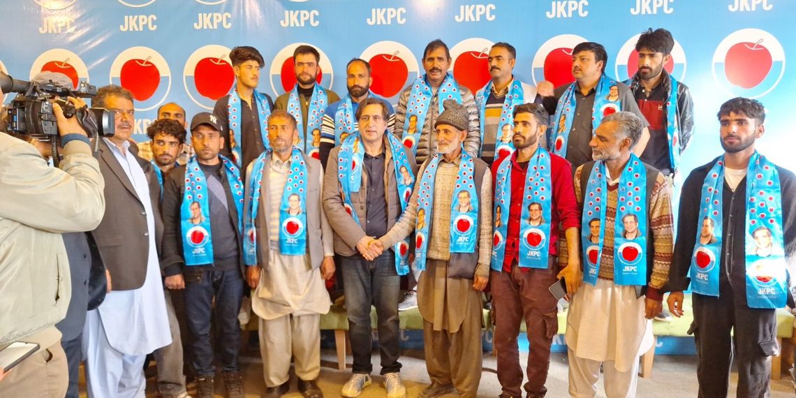 Prominent political figures from Trehgam join PC