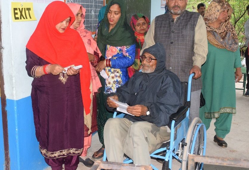 Lok Sabha Elections 2024  Udhampur’s elderly voters show dedication for upholding democracy