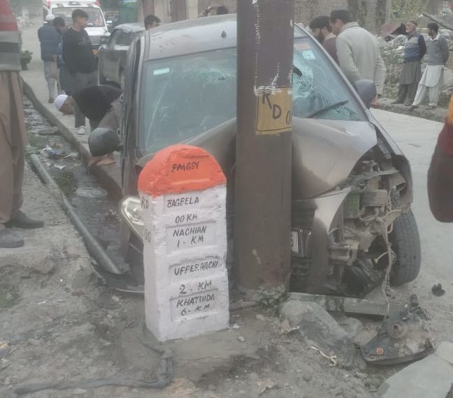 Five injured in Karnah road accident