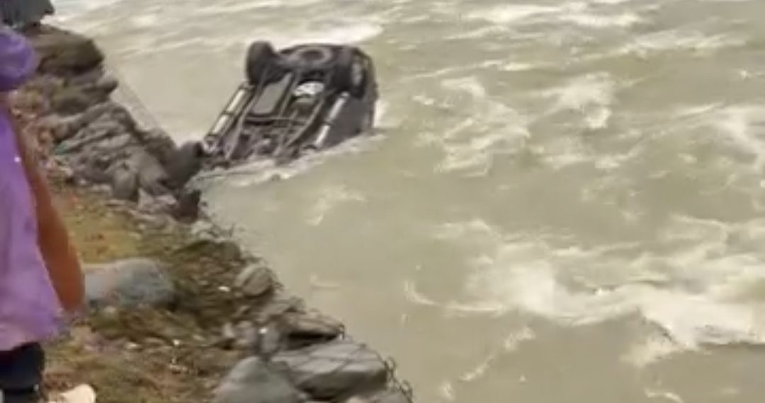 Scorpio has gone into the river at nunwan pahalgam Road