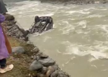 Scorpio has gone into the river at nunwan pahalgam Road