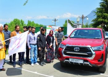 Lt Governor flags off Road Safety Awareness Tour from Raj Bhawan Srinagar
