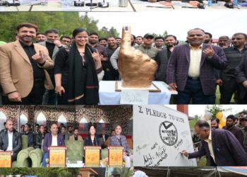 CEO Visits Kupwara; Reviews Preparations for Parliamentary Polls,  Inaugurates live art exhibition under SVEEP