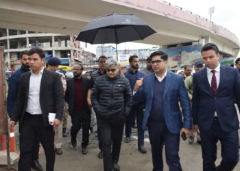 Dulloo tours Srinagar to assess progress of Smart City works