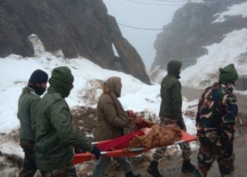 Indian Army’s Gugaldhar Battalion Executes Heroic Medical Evacuation in Kupwara Village Amidst Snowfall Havoc