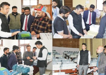 Lok Sabha Elections-2024  RO Srinagar PC oversees commissioning of EVMs at Collection/ Distribution Centres in A S College, GDC Bemina