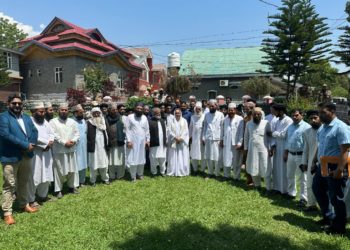 Dr Andrabi paid obeisance at Sufi Shrine of Sain Baba Miran Sahib & attended many events in the complex