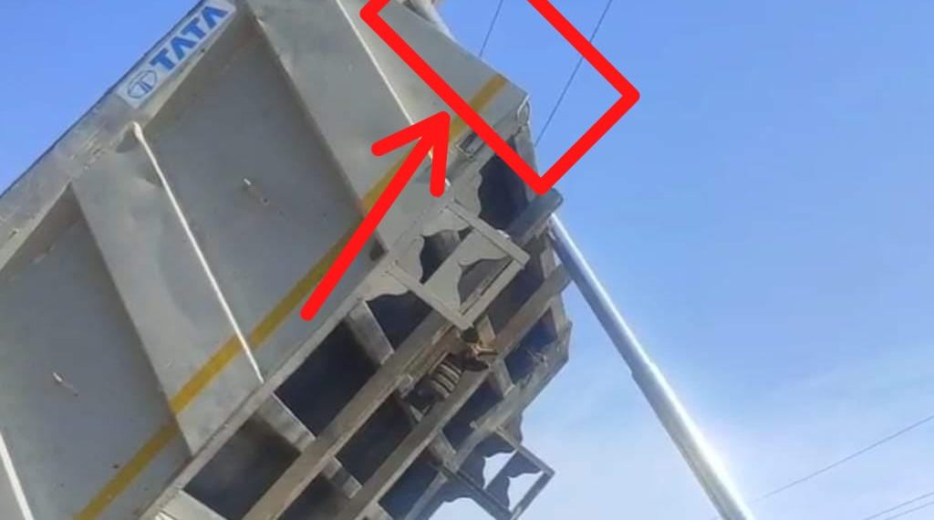 Dumper driver dies of electrocution in Kulgam village