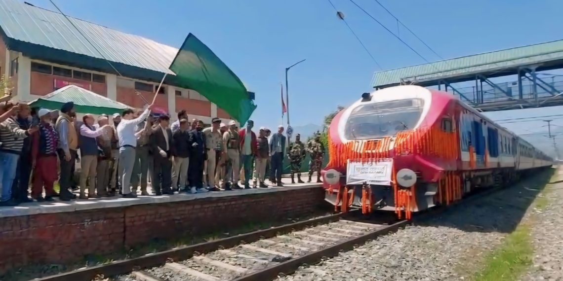 Lok Sabha Elections 2024: RO Baramulla PC flags-off SVEEP-Express train to promote Voter Awareness