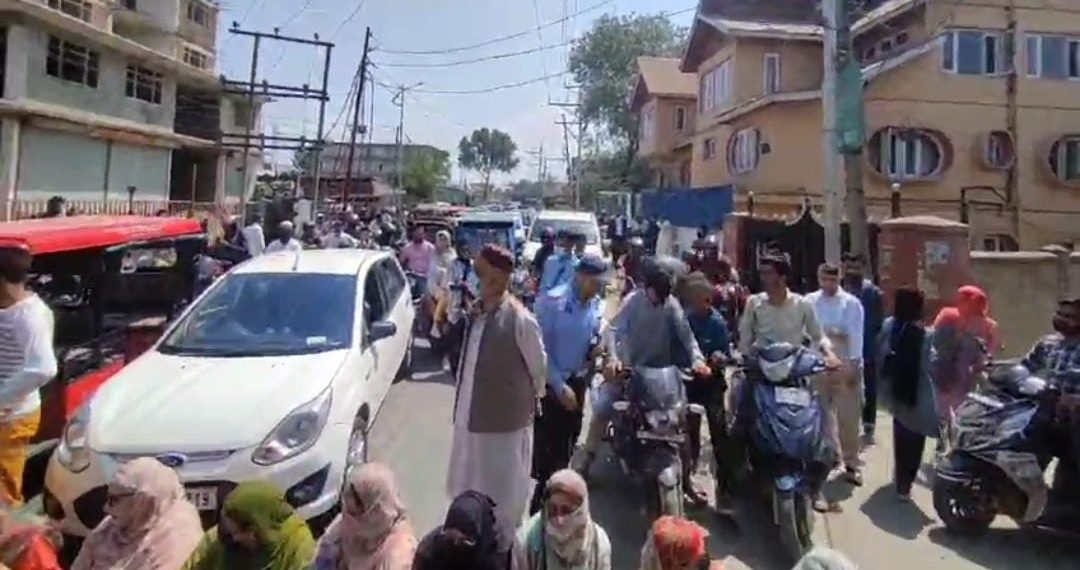 Batamaloo residents protest against water scarcity
