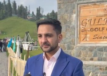 ڈویژنل کمشنر کشمیر کا دورہ گلمر گ  ہوٹل مالکان سے میٹنگ اور سیاحتی سہولیات کا لیا جائزہ