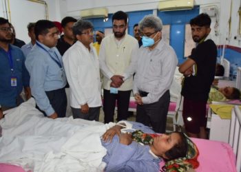 Dulloo visits GMC, enquires about health of Akhnoor bus accident victims