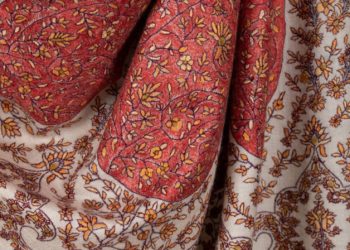 PASHMINA: WEAVING THREADS OF TRADITION AND LUXURY IN THE HEART OF KASHMIR