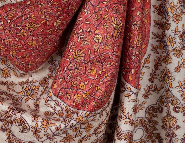 PASHMINA: WEAVING THREADS OF TRADITION AND LUXURY IN THE HEART OF KASHMIR