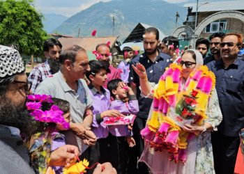 Dr Darakhshan visits Sufi Shrine at Aham Sharif Bandipora, takes stock of facilities, addresses a gathering