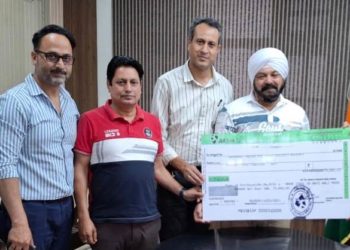 Agriculture Department Rajouri donates Rs 75000 towards Red Cross Fund; CAO presents cheque to Deputy Commissioner