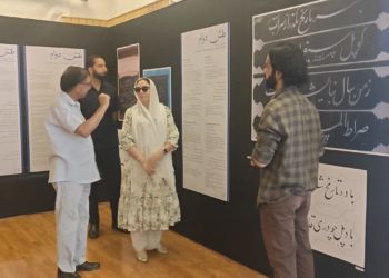 Dr Andrabi visits the exhibition of artifacts related to Sufi-Spiritual heritage of Kashmir
