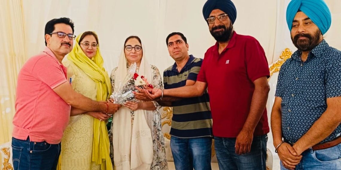 Jagmeet Kaur Bali calls on Darakhshan Andrabi