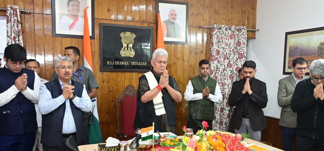 Lt Governor performs Pratham Puja of Shri Amarnath Ji Yatra