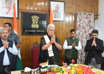 Lt Governor performs Pratham Puja of Shri Amarnath Ji Yatra