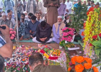 مرکز ادب و ثقافت چرار شریف نے چہارم پر  قلندر  زبہ صآب  کو خراج عقیدت پیش کیا۔