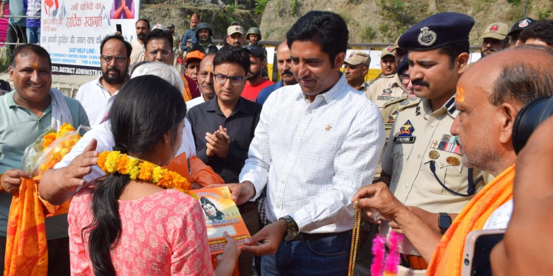 SANJY-2024 District Admin Ramban accords warm reception to First batch of pilgrims