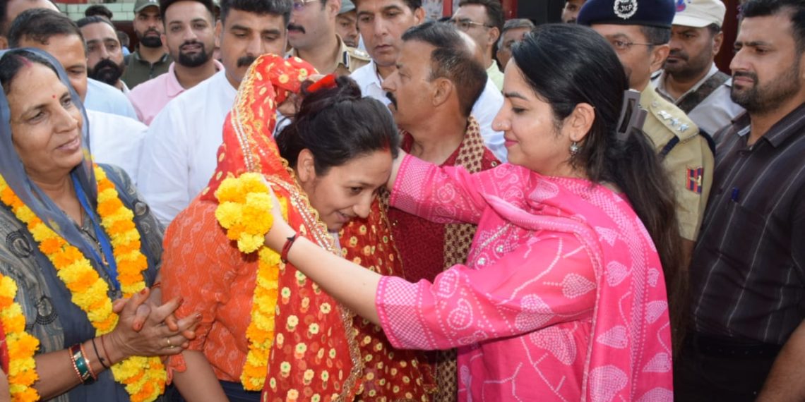 Amarnath ji pilgrims accorded rousing reception at Udhampur