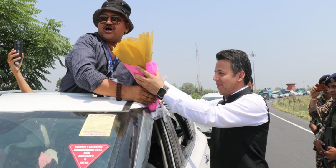 SANJAY-2024: First batch of Amarnath pilgrims received warmly by DC Srinagar at Panthachowk