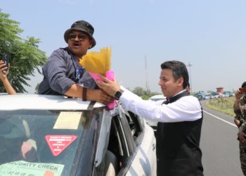 SANJAY-2024: First batch of Amarnath pilgrims received warmly by DC Srinagar at Panthachowk
