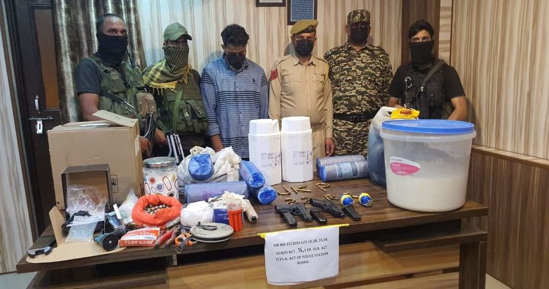 Sopore Police apprehended Terror Associate in Machipora, Bomai.