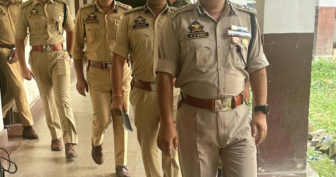 IGP Kashmir inspects Police stations in Srinagar district; Reviews implementation of new laws