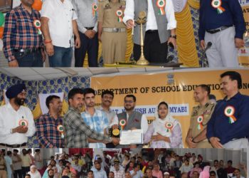 Department of School Education Poonch felicitates 36 meritorious students, 6 schools