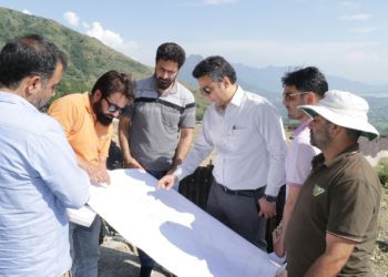 DC Srinagar conducts visit of Khimber & Chaterhama; inspects ongoing development projects
